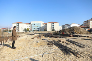 Tören Alanı Çevre Düzenlemesi ve Gençlik Merkezi Yapım Çalışmaları Sürüyor